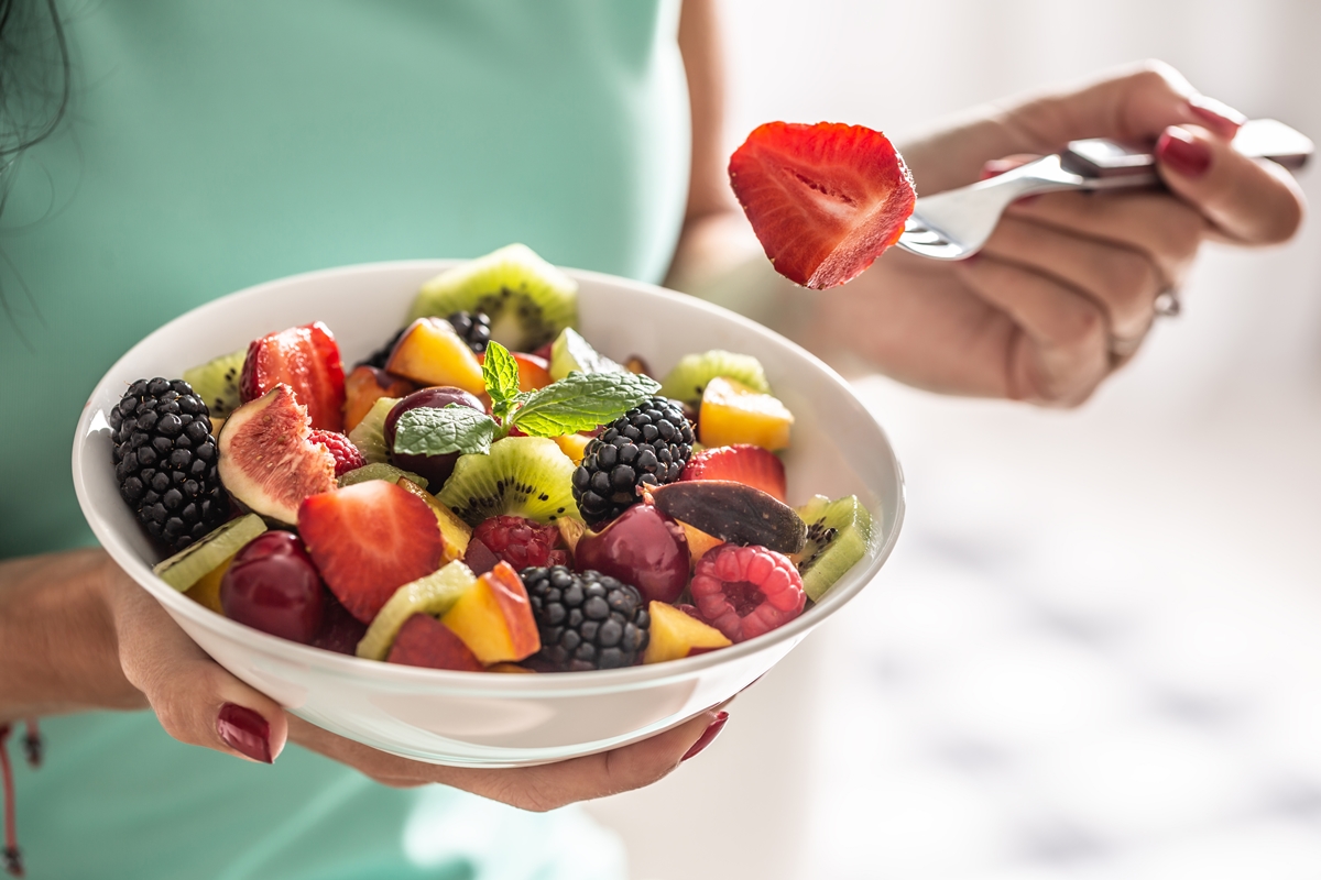 1 de 1 Mulher comendo tigela de frutas - metrópoles - Foto: Getty Images