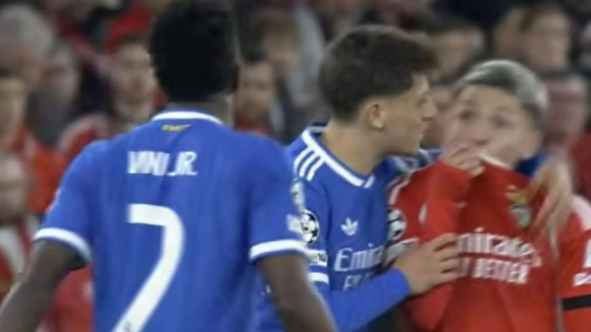 Vini Jr. denuncia injúria racial e jogo entre Benfica x Real Madrid é paralisado – Imagem: re...