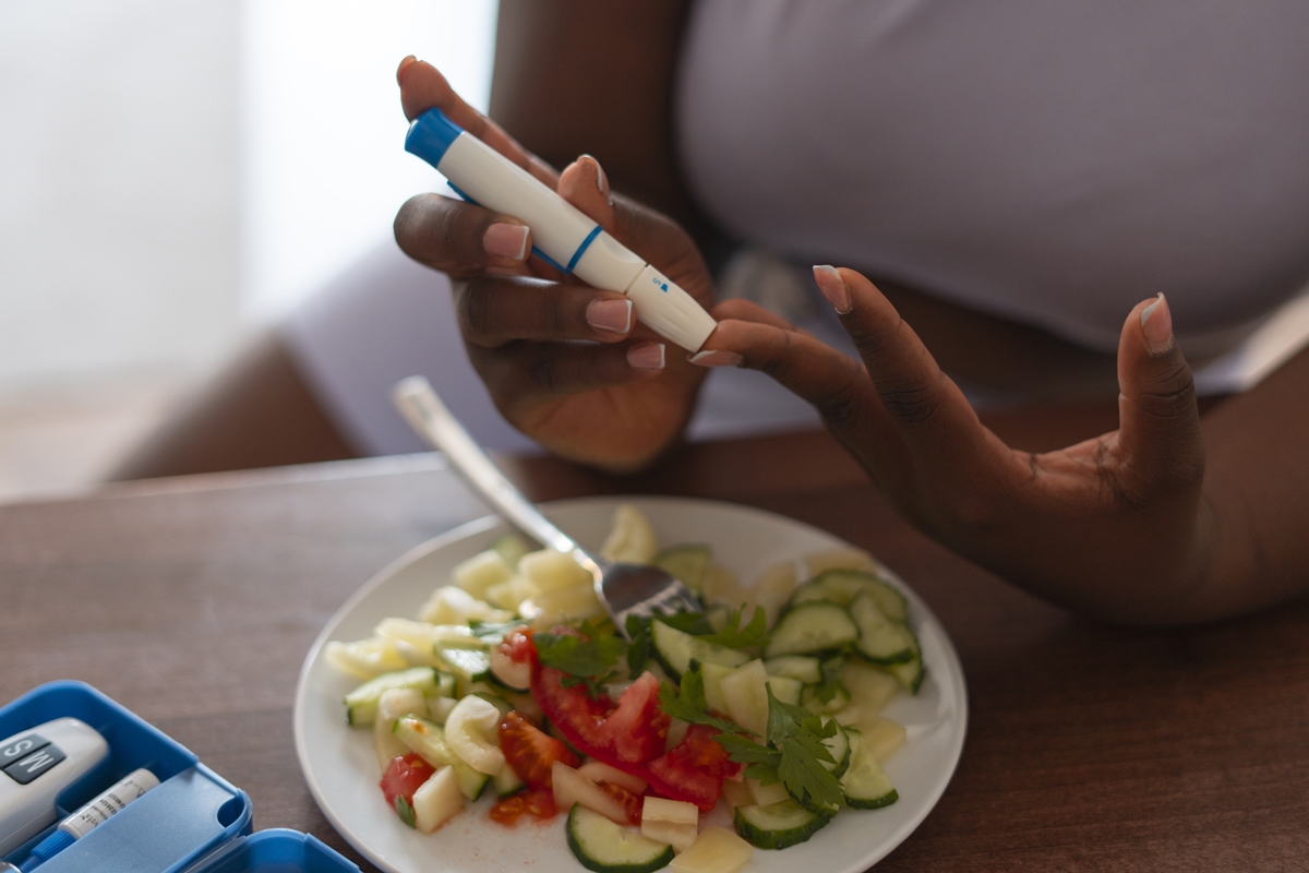 1 de 1 Foto colorida de mulher aplicando caneta de insulina com um prato de salada ao lado - Metr...
