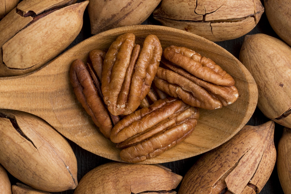 1 de 1 Foto colorida de colher de pau no meio de nozes - pecã - Metrópoles. - Foto: Freepik