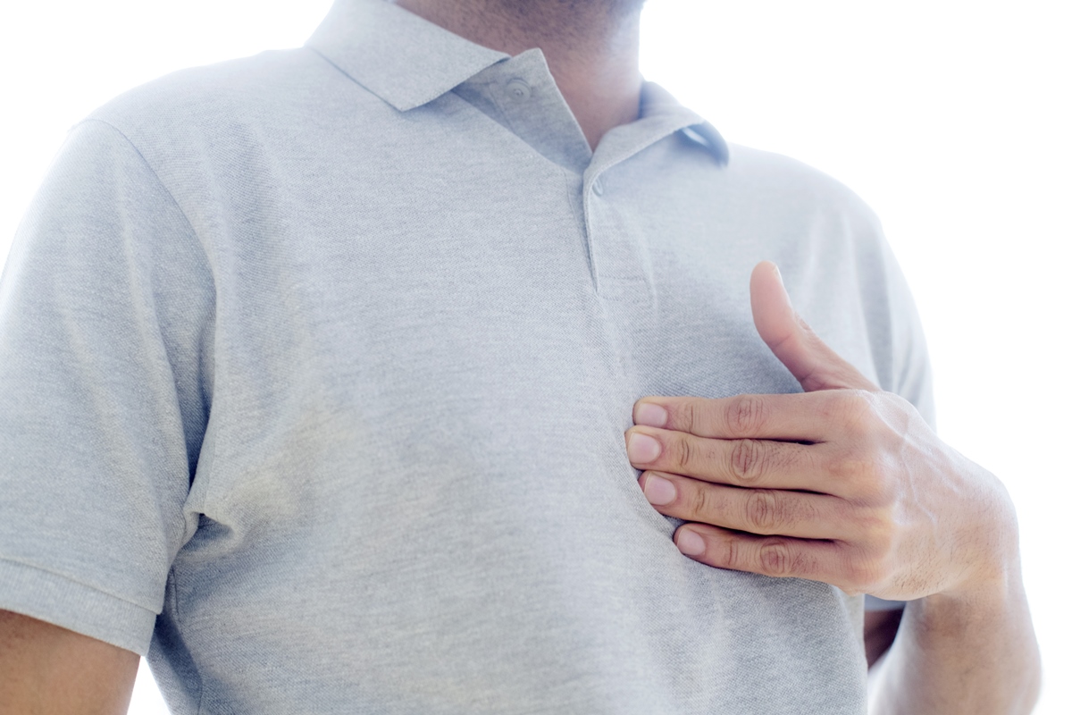 1 de 1 Imagem mostra homem de camisa clara com a mão no peito, com refluxo - Metrópoles - Foto:...