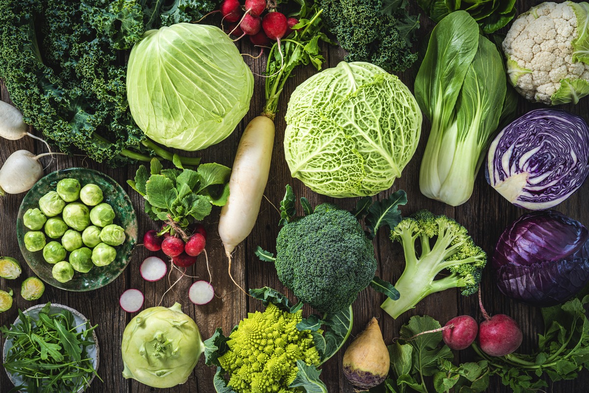 1 de 1 Variedade de vegetais crucíferos, incluindo repolho, brócolis, couve, nabo, couve-galega...