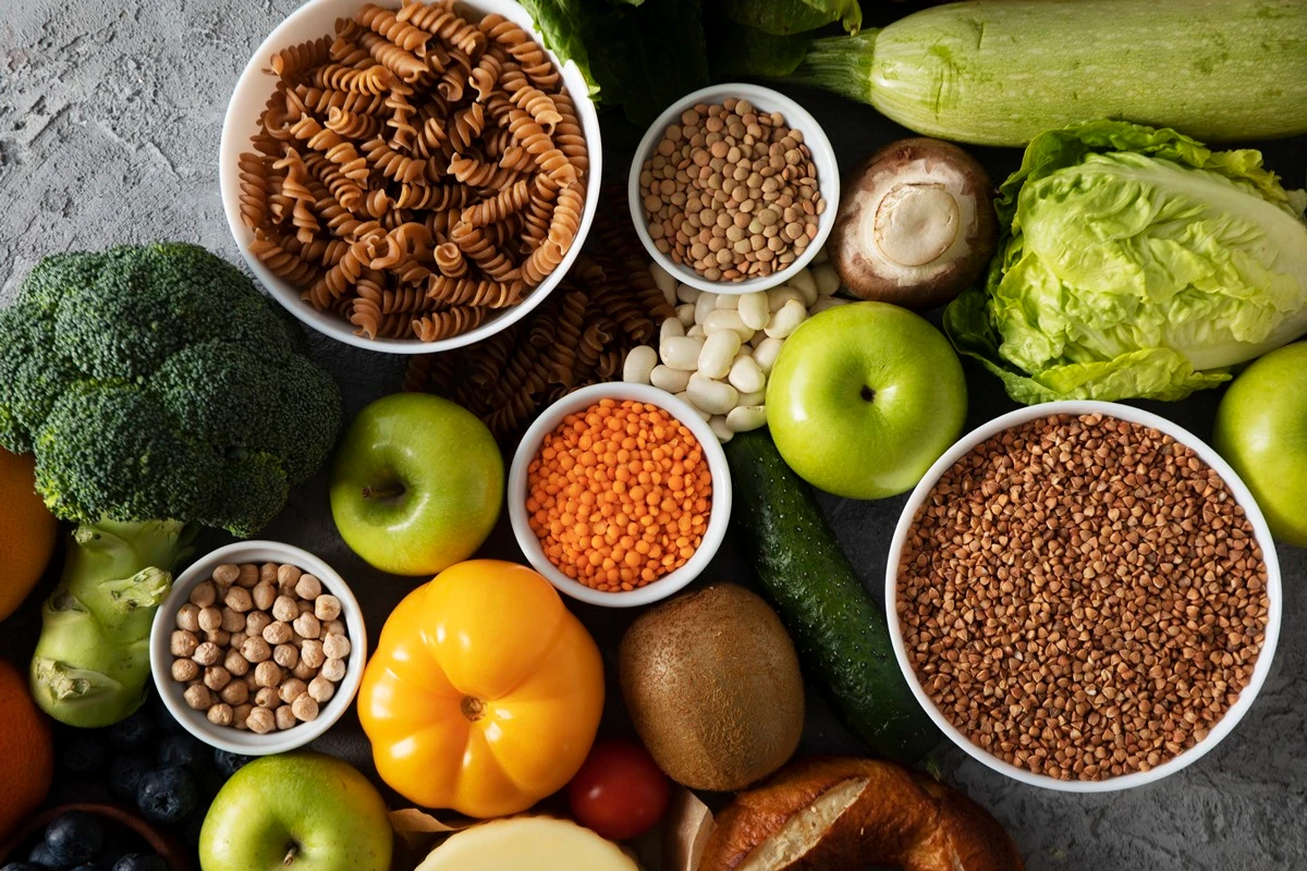 1 de 1 Foto de mesa com alimentos ricos em fibras, como frutas, vegetais e sementes - Metrópoles...