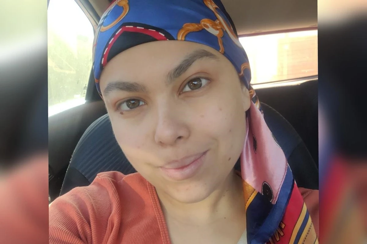 1 de 1 Foto colorida de mulher com lenço azul na cabeça e blusa vermelha - Metrópoles - Foto: ...