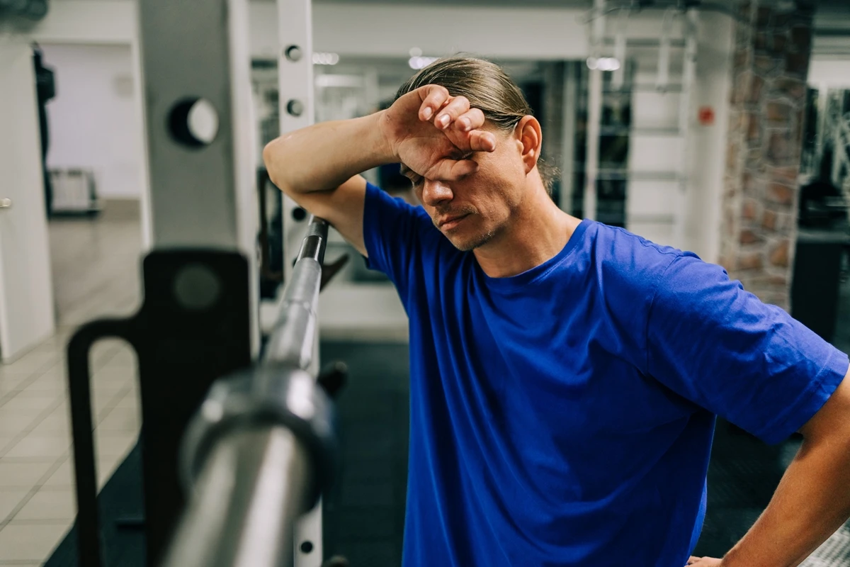 1 de 1 Homem de meia-idade cansado na academia. Metrópoles - Foto: Olga Pankova/Getty Images