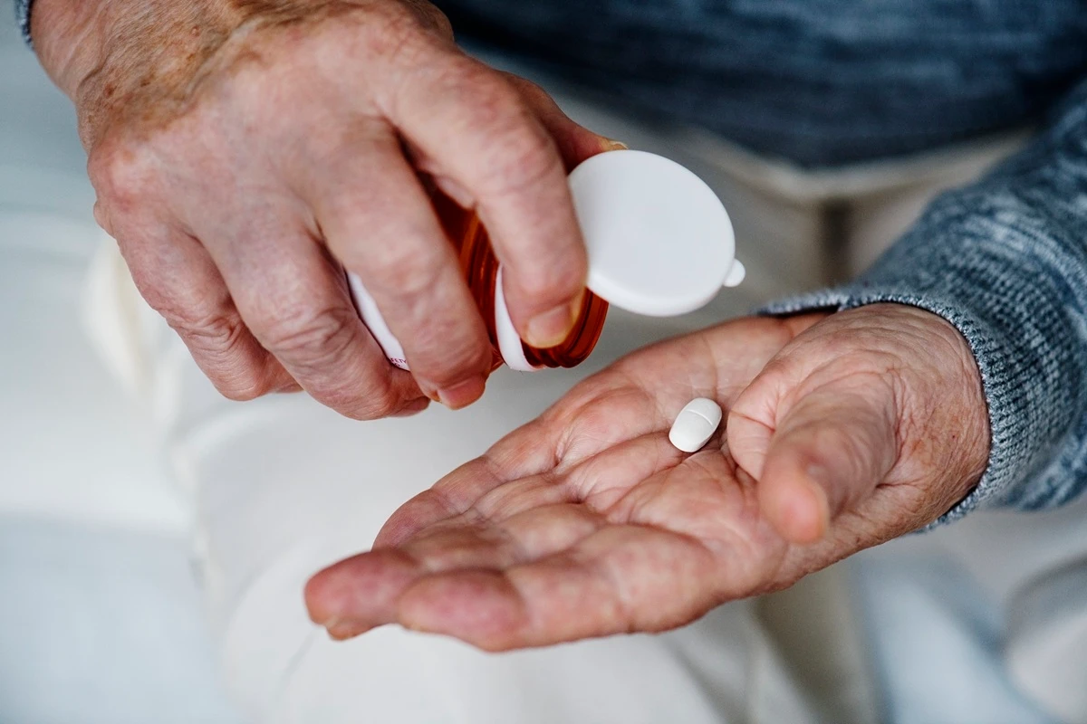1 de 1 Elderly woman taking a medicine - Foto: Freepick