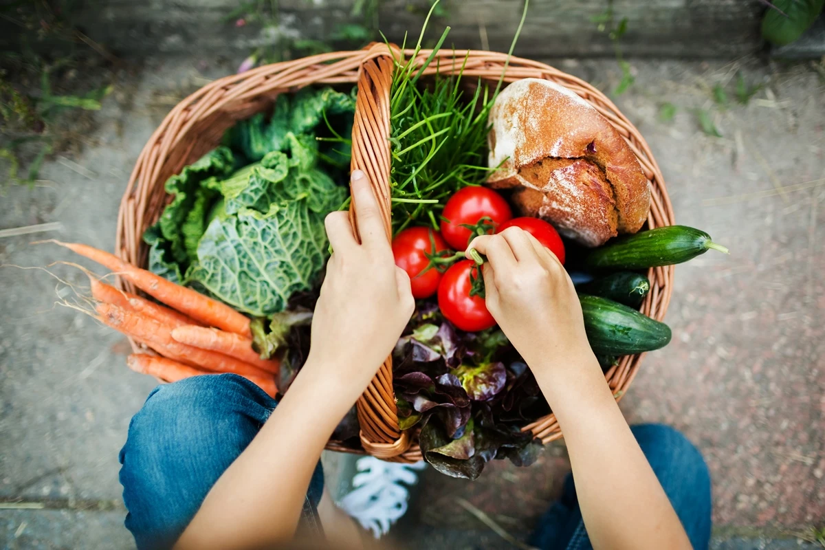 1 de 1 Foto de mulher segurando legumes - Metrópoles - Foto: Hinterhaus Productions/ Getty Images