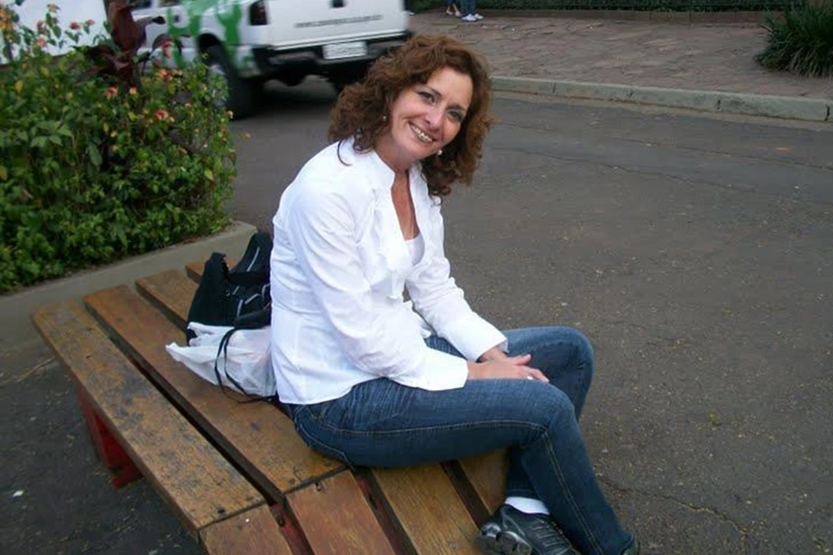 1 de 1 Foto colorida de mulher sentada em um banco na rua, sorrindo para foto - Metrópoles. - Fo...