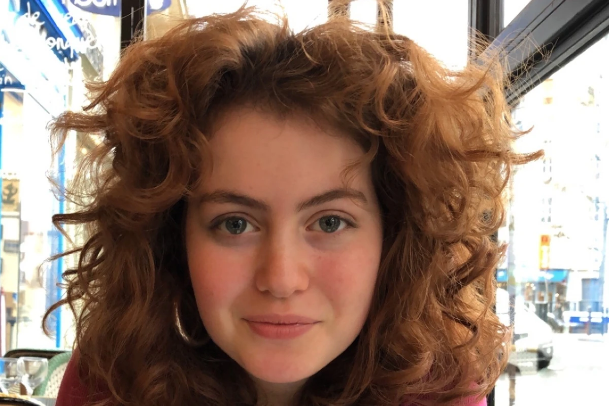 1 de 1 Foto colorida e com zoom, de mulher ruiva e olhos claros sorrindo para foto -Metrópoles -...