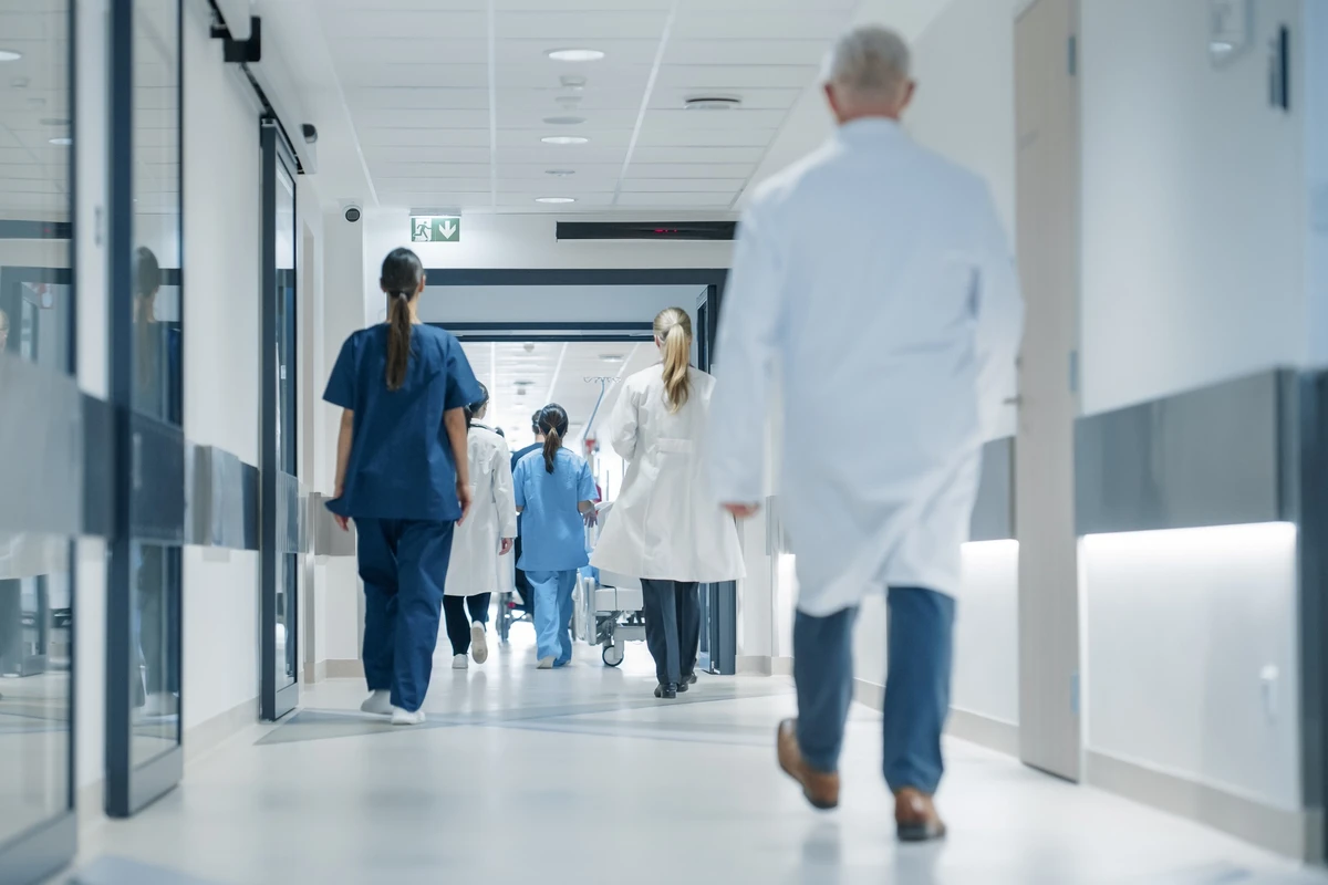1 de 1 Corredor do hospital com médicos, enfermeiros e especialistas. Médicos, cirurgiões e pr...