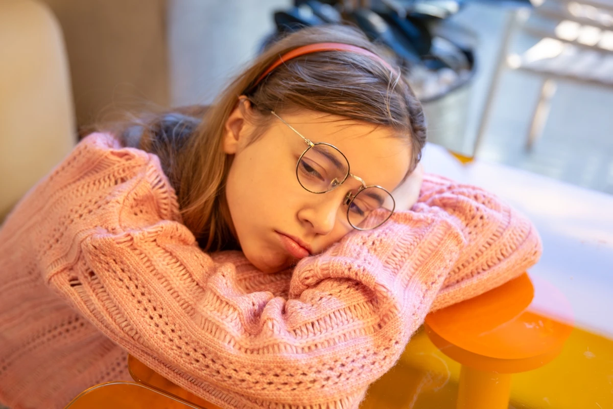 1 de 1 Imagem colorida de adolescente cansada durante o dia - Metrópoles - Foto: Freepik