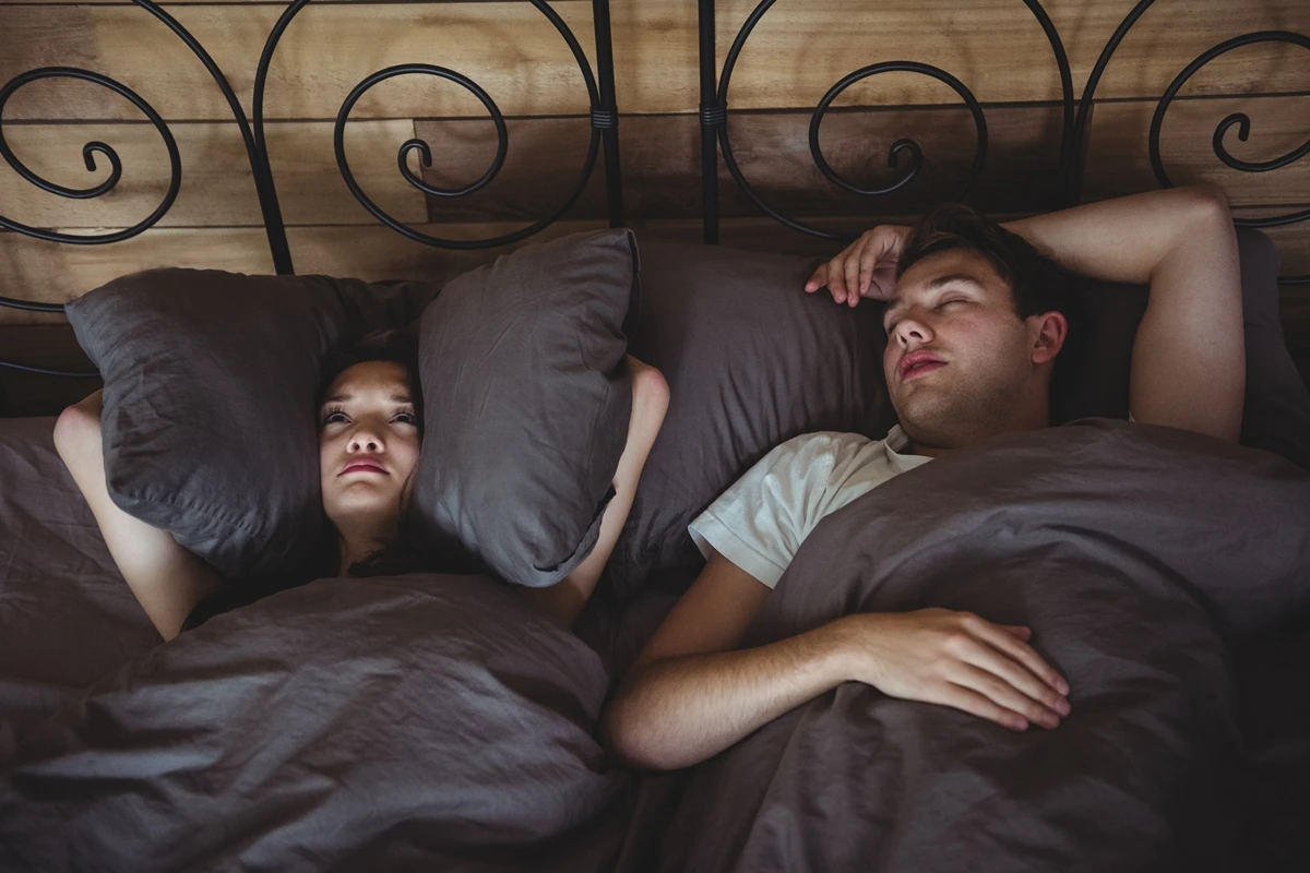 1 de 1 casal dormindo e um deles roncando - Metrópoles - Foto: Freepik