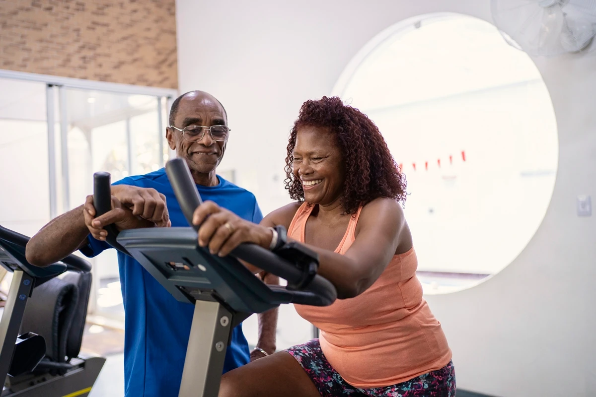 1 de 1 Casal de idosos negros malhando juntos - Fazer exercício físico pode rejuvenescer o seu ...