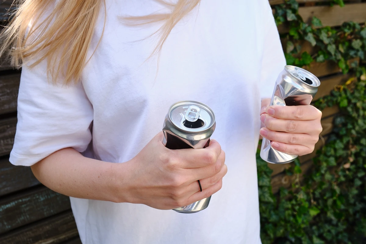 1 de 1 Foto colorida de mulher vestida com blusa branca amassando duas lástas de metal - Metróp...