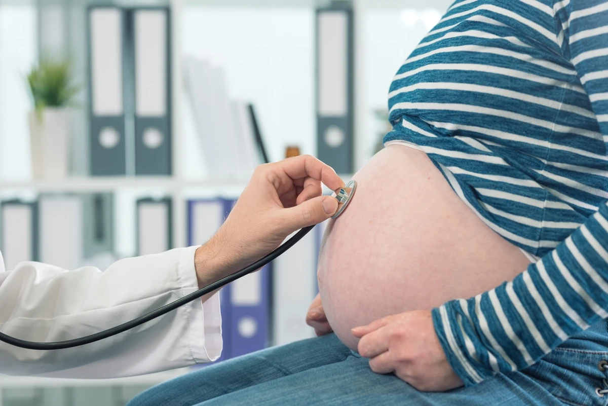 1 de 1 Médico examina barriga de gestante - Metrópoles - Foto: stevanovicigor/ Getty Images
