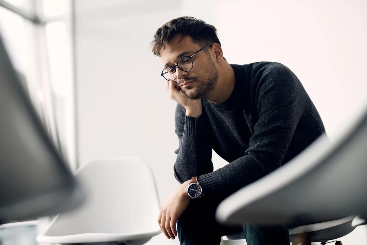1 de 1 Imagem colorida de homem cansado - Metrópoles - Foto: Freepik