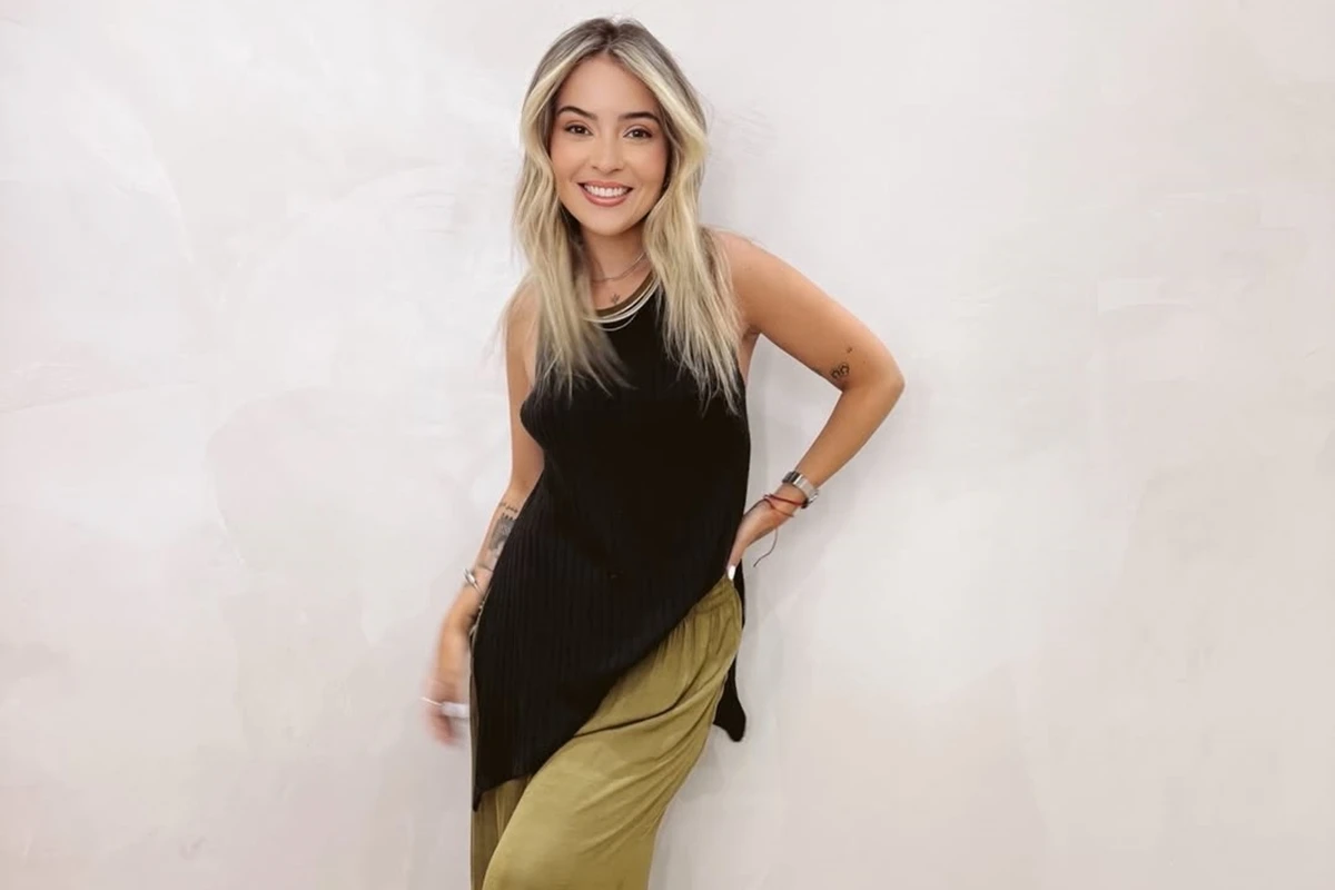 1 de 1 Imagem colorida mostra mulher branca de camisa preta e saia verde - Metrópoles - Foto: Re...