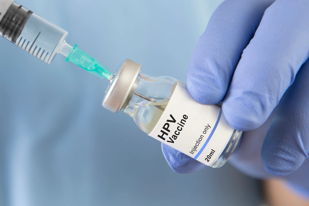 1 de 1 Vacina contra HPV na mão do médico. Metrópoles - Foto: anilakkus/Getty Images