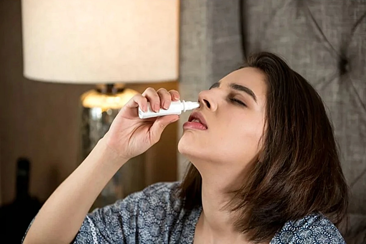 1 de 1 Mulher usando descongestionantes nasais - metrópoles - Foto: Getty Images