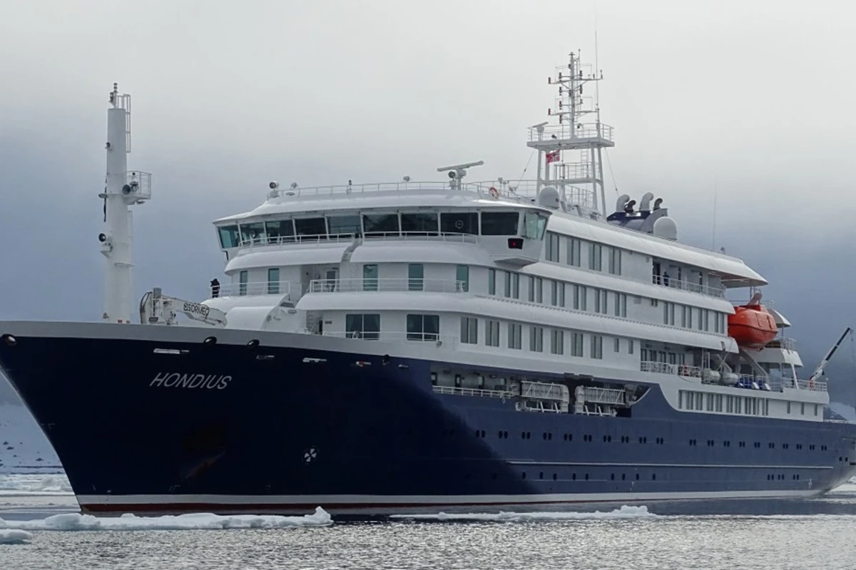 1 de 1 Imagem mostra o navio Hondius, Svalbard. Metrópoles - Foto: Divulgação/oceanwide