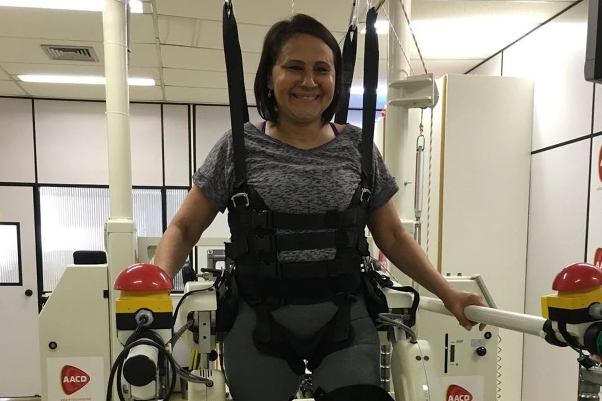 1 de 1 Foto colorida de mulher usando colete de reabilitação após cirurgia de escoliose - Metr...