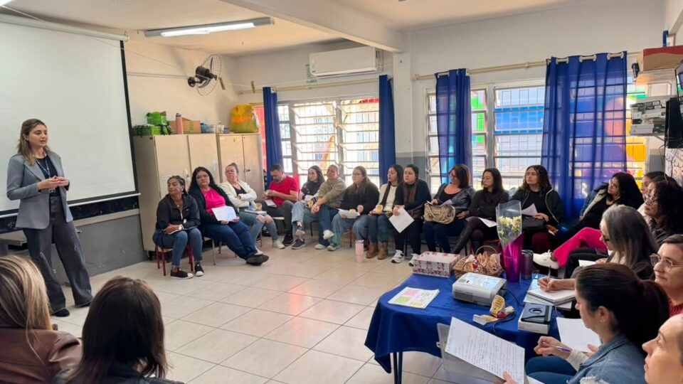 Família Acolhedora dialoga com profissionais da educação sobre acolhimento familiar em São Jo...