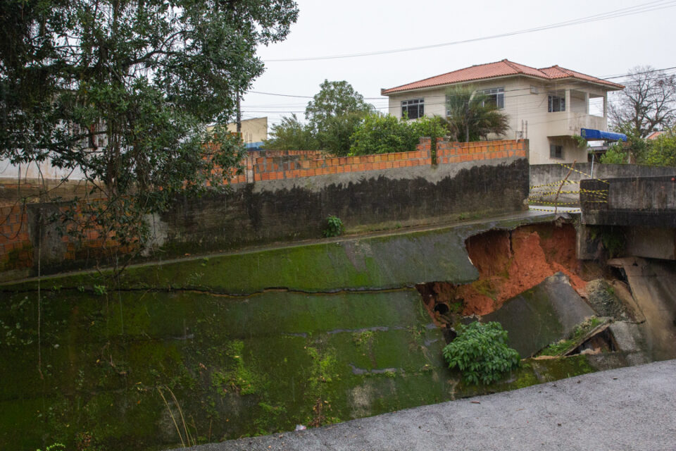 Defesa Civil de São José interdita trecho de calçada após erosão comprometer estrutura sobre...