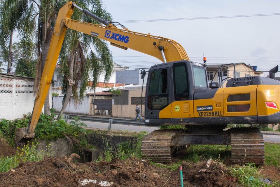 São José intensifica limpeza e desassoreamento de afluente do Rio Três Henriques no Real Parqu...