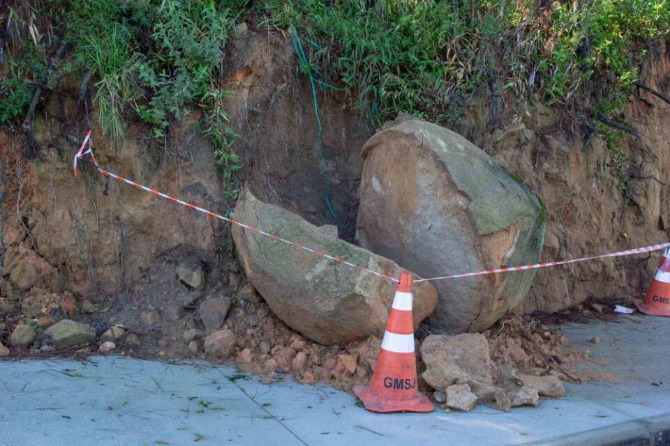 Prefeitura remove pedra de grande porte que obstrui calçada no bairro São Luiz – Prefeitura M...