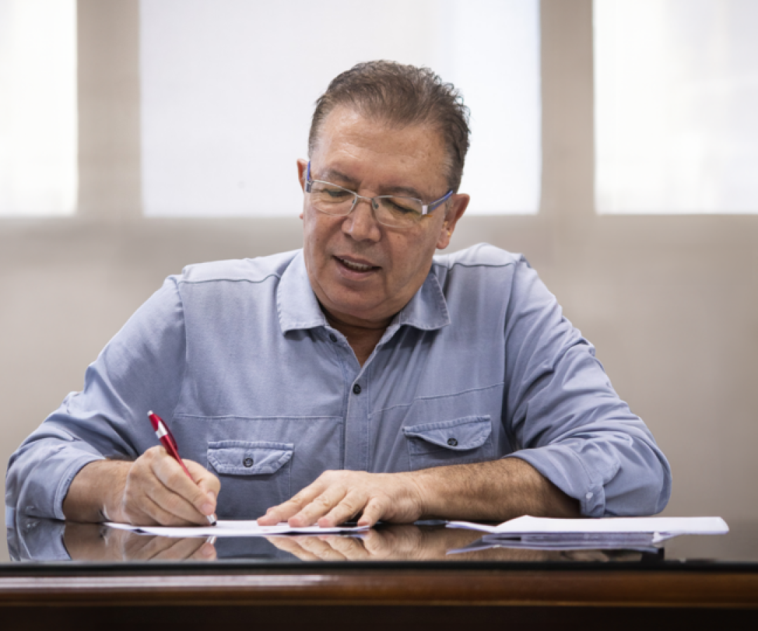Prefeito Orvino sanciona lei que estabelece diretrizes para saúde sexual e reprodutiva de adoles...