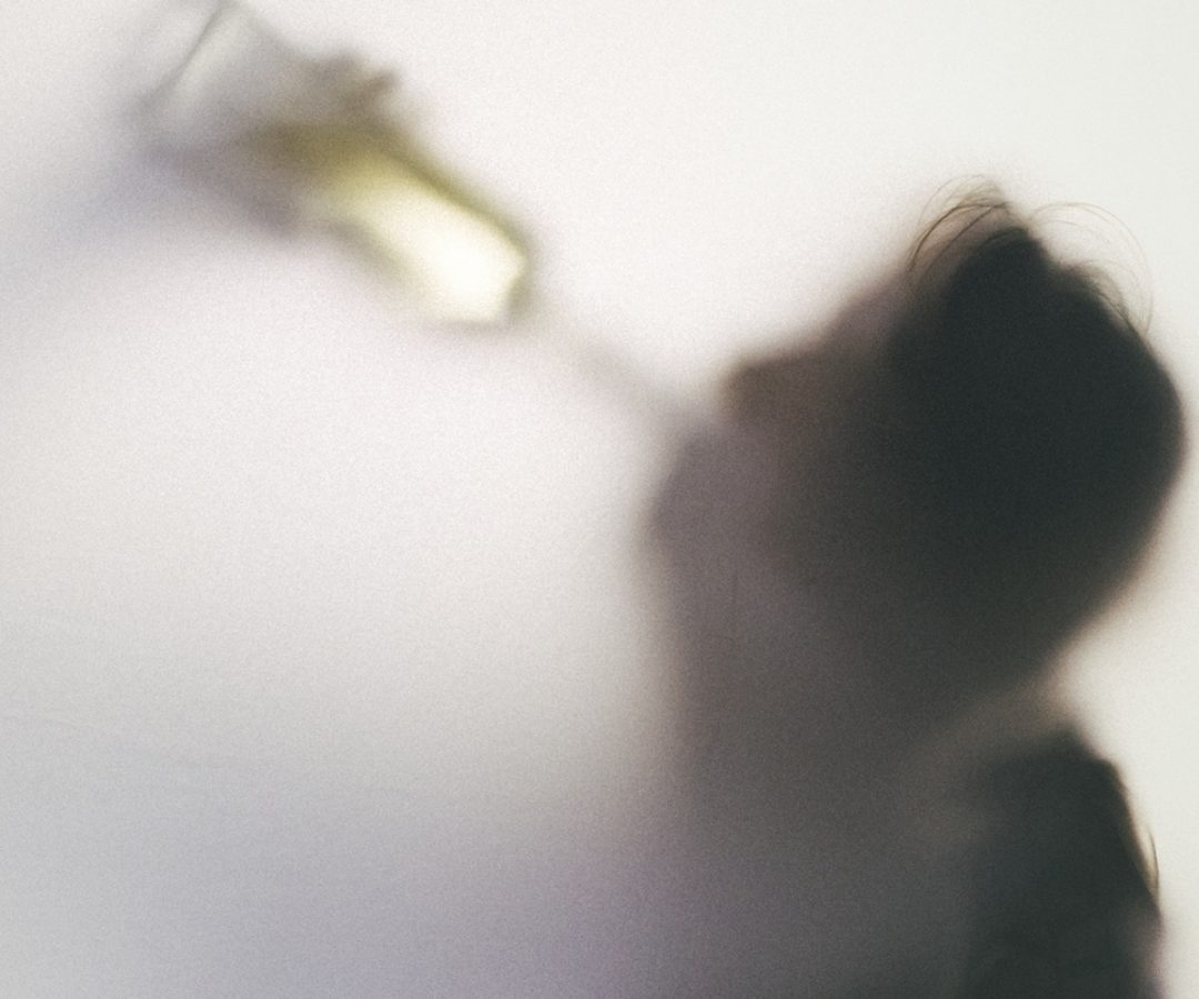 1 de 1 Foto colorida de sombra de silhueta humana segurando uma garrafa de bebida em direção a ...