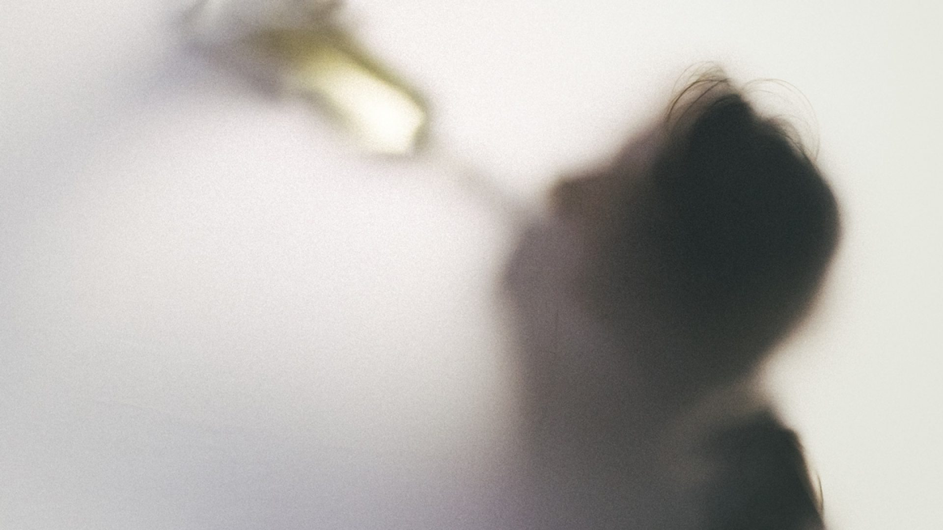 1 de 1 Foto colorida de sombra de silhueta humana segurando uma garrafa de bebida em direção a ...