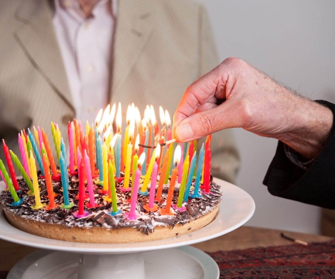 1 de 1 Foto de pessoa colocando velas coloridas em bolo - Metrópoles - Foto: Lucy Lambriex/ Gett...