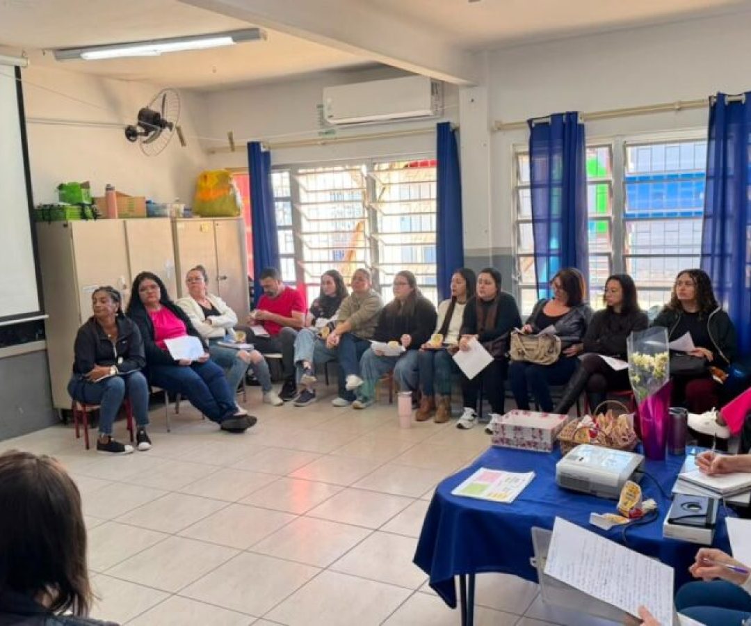 Família Acolhedora dialoga com profissionais da educação sobre acolhimento familiar em São Jo...