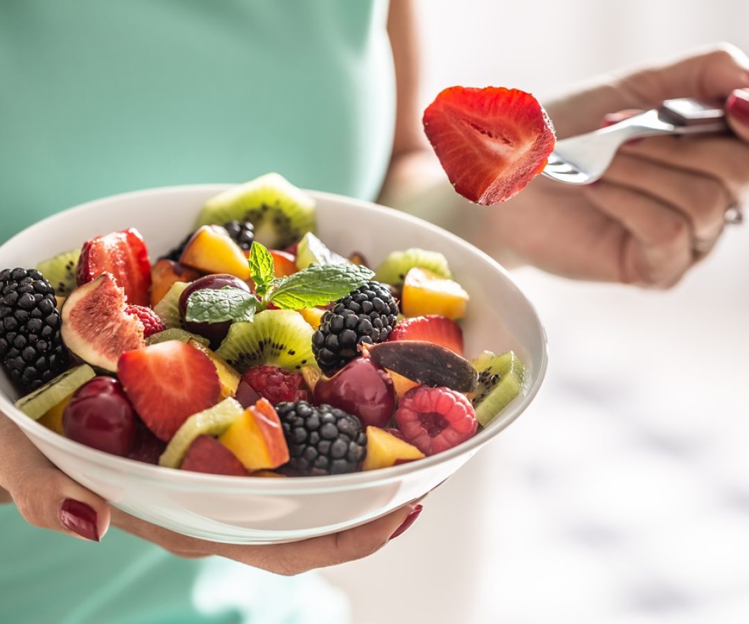 1 de 1 Mulher comendo tigela de frutas - metrópoles - Foto: Getty Images
