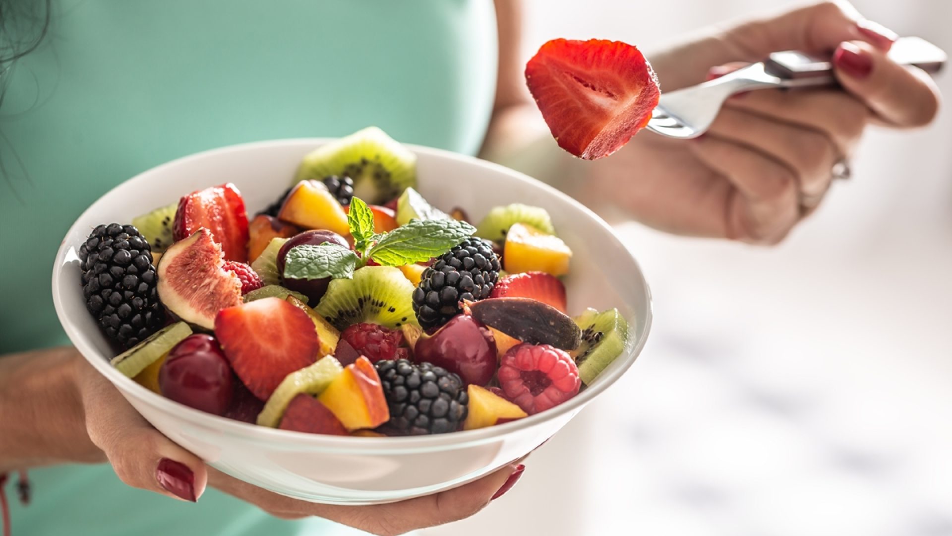1 de 1 Mulher comendo tigela de frutas - metrópoles - Foto: Getty Images