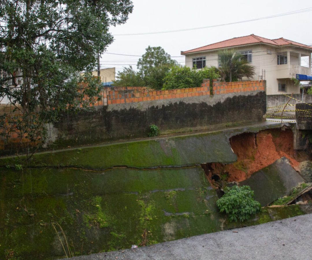 Defesa Civil de São José interdita trecho de calçada após erosão comprometer estrutura sobre...