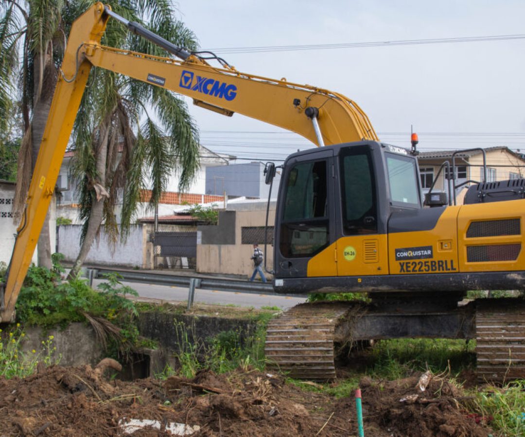 São José intensifica limpeza e desassoreamento de afluente do Rio Três Henriques no Real Parqu...