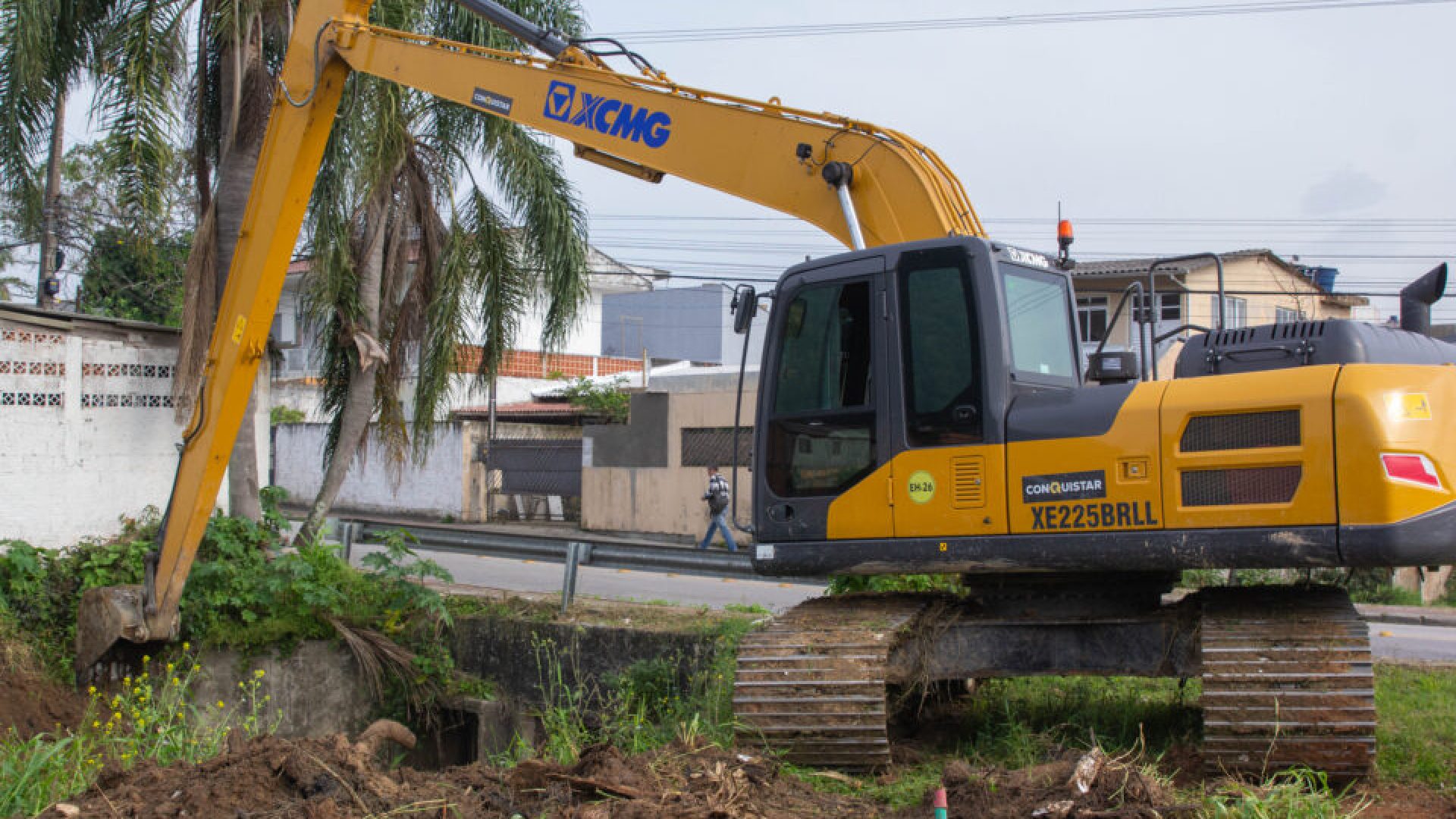 São José intensifica limpeza e desassoreamento de afluente do Rio Três Henriques no Real Parqu...