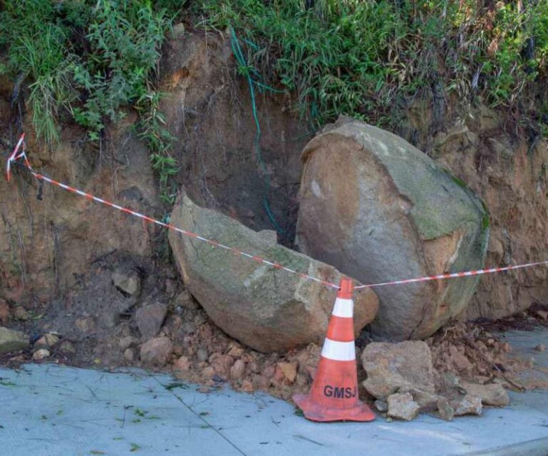 Prefeitura remove pedra de grande porte que obstrui calçada no bairro São Luiz – Prefeitura M...