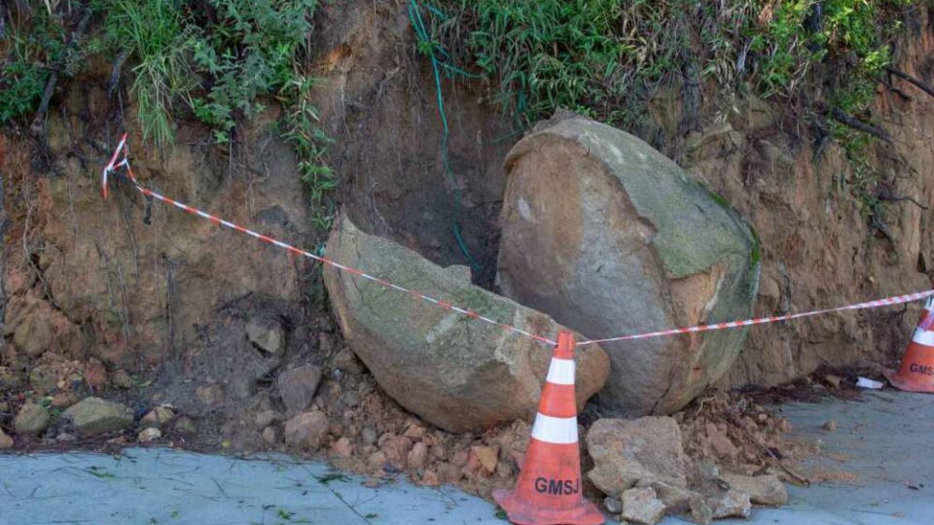 Prefeitura remove pedra de grande porte que obstrui calçada no bairro São Luiz – Prefeitura M...