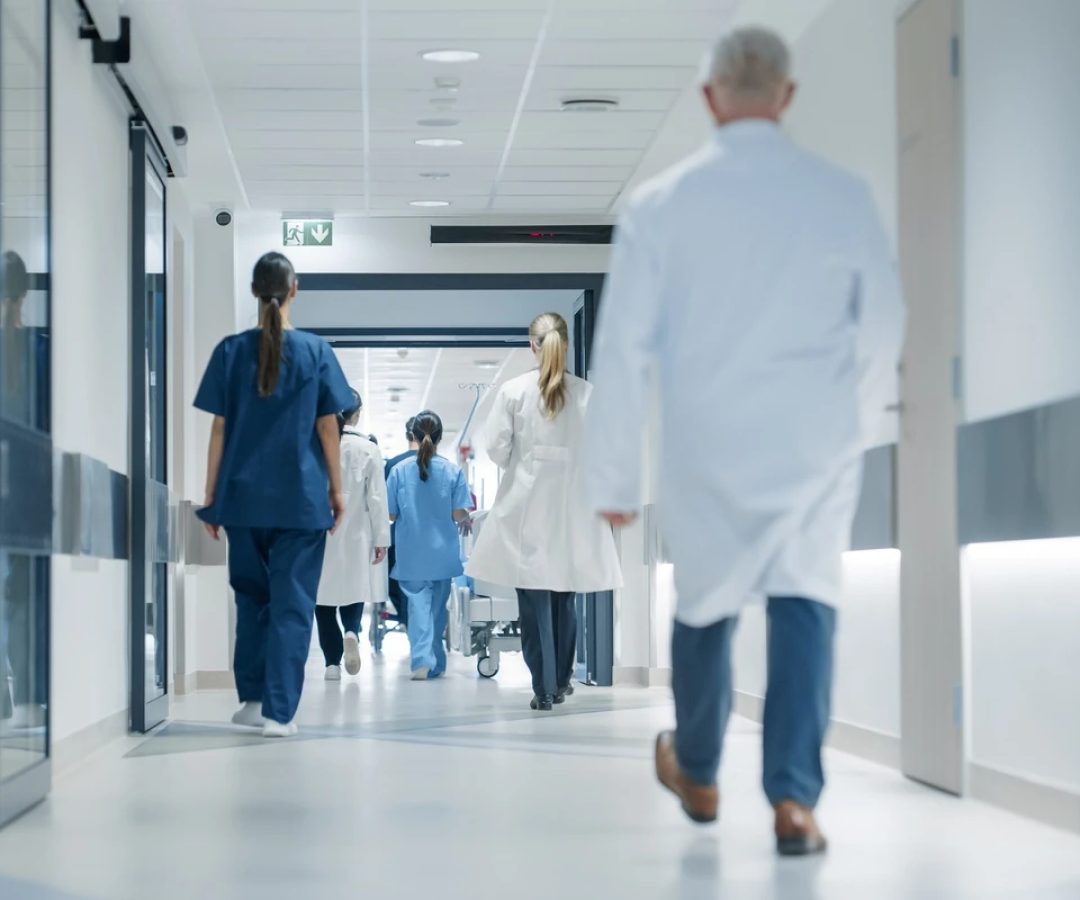 1 de 1 Corredor do hospital com médicos, enfermeiros e especialistas. Médicos, cirurgiões e pr...
