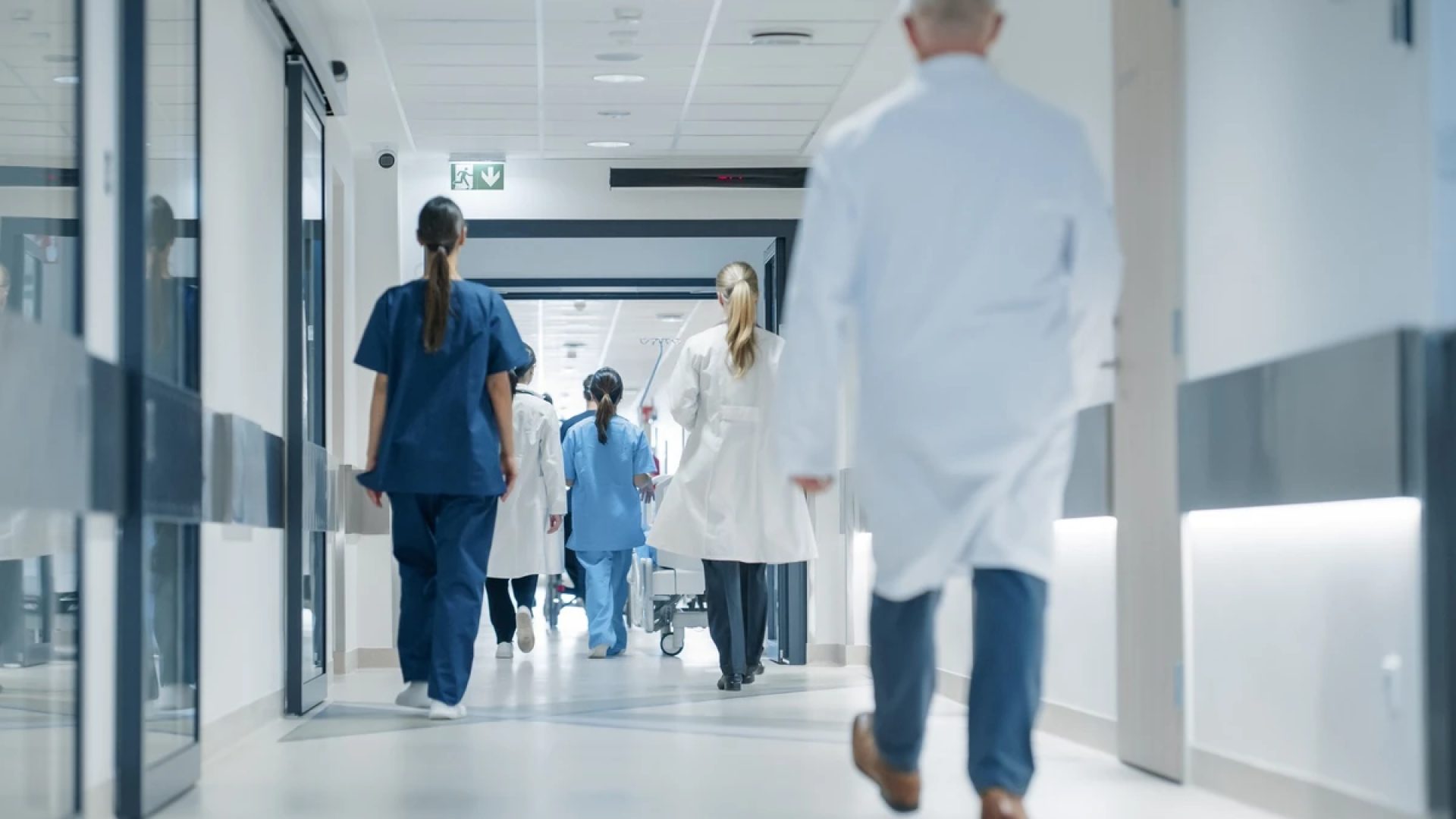 1 de 1 Corredor do hospital com médicos, enfermeiros e especialistas. Médicos, cirurgiões e pr...