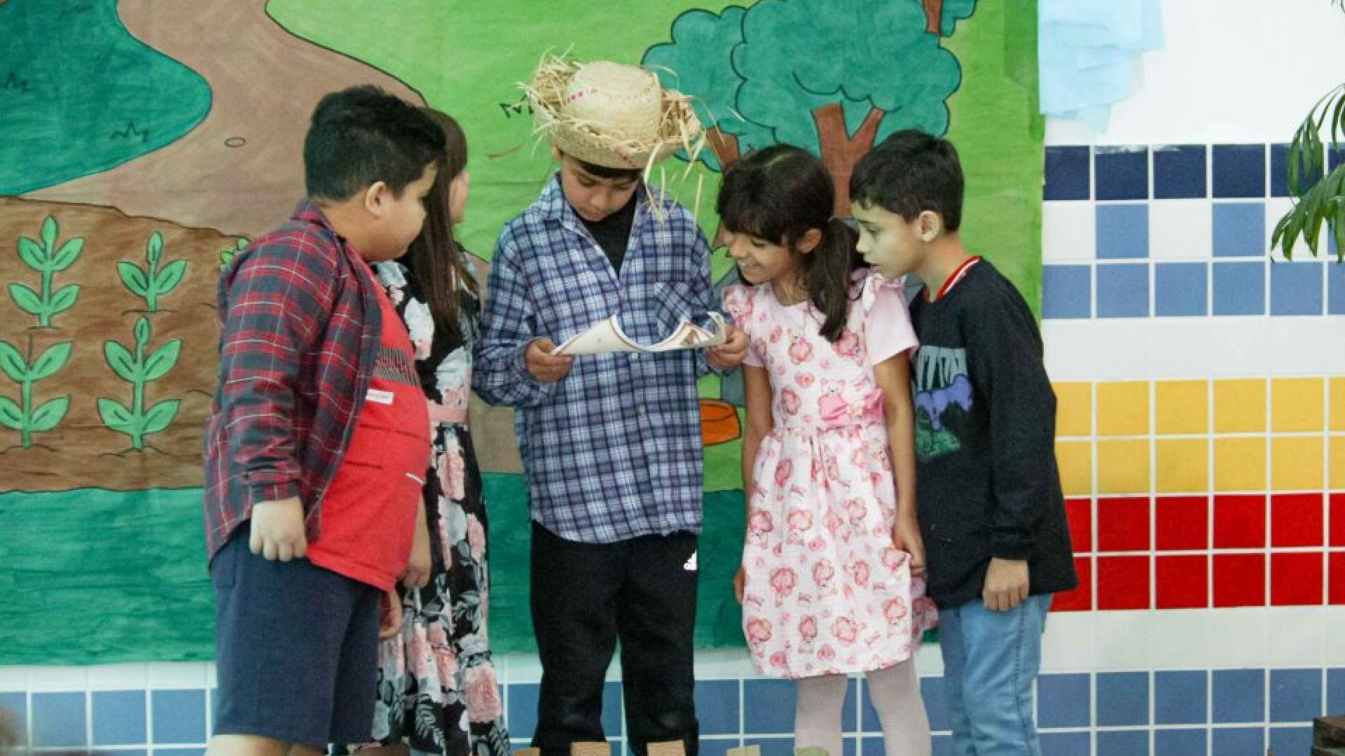 Projeto Hora do Conto incentiva leitura, teatro e criatividade no CEM São Luiz – Prefeitura Mu...