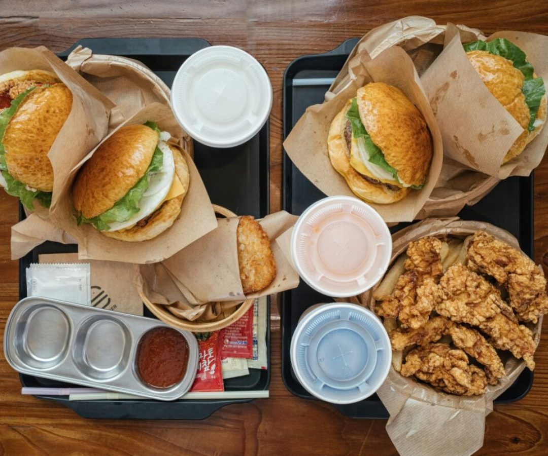 1 de 1 Fotografia colorida mostrando sanduíches e frituras em uma mesa-Metrópoles - Foto: rawkk...