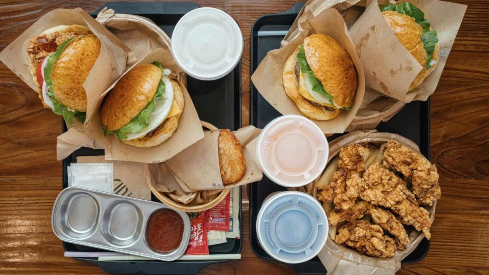 1 de 1 Fotografia colorida mostrando sanduíches e frituras em uma mesa-Metrópoles - Foto: rawkk...