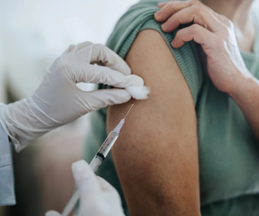 Imagem colorida mostra vacinação contra dengue - Vacina da dengue do Butantan protege por 5 ano...