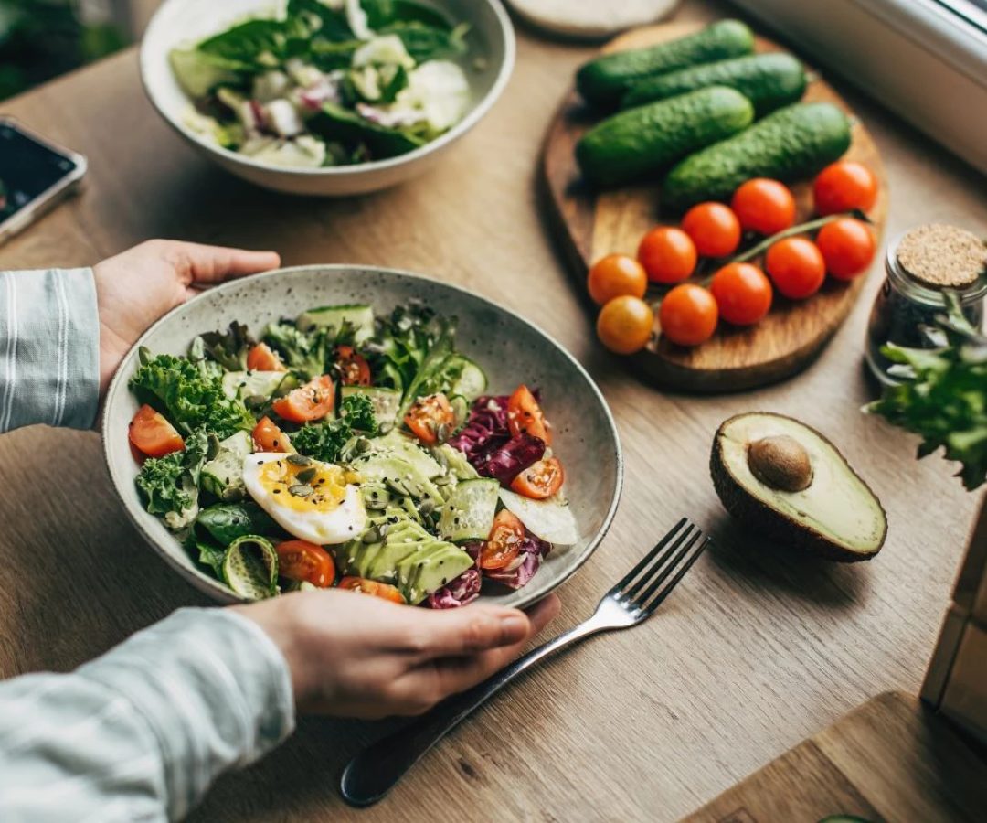 1 de 1 foto colorida de pessoa segurando um prato com vegetais - Foto: Getty Images