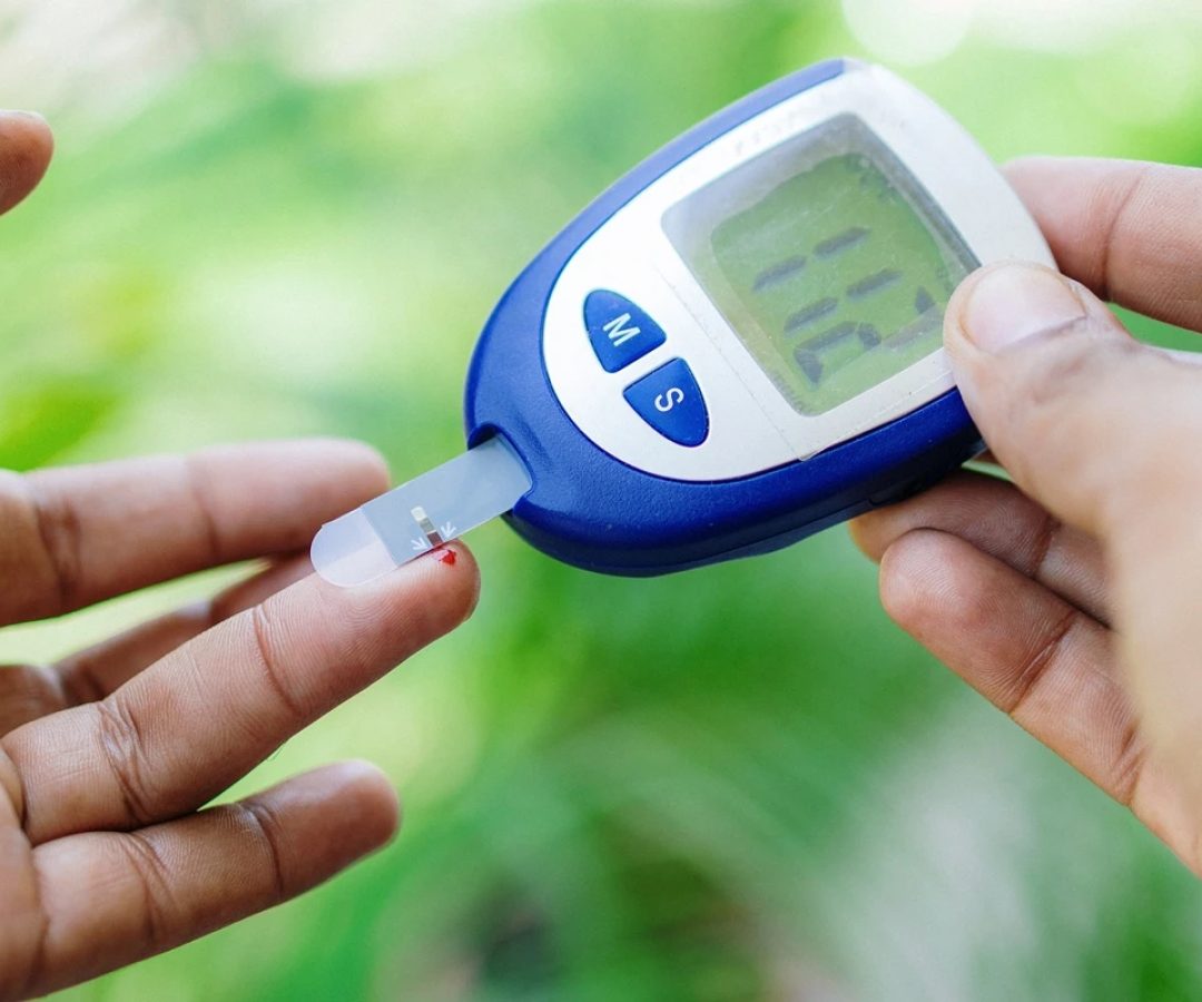 Imagem em close-up de mãos medindo a glicemia com um glicosímetro - Diabetes cresce 135% no Bra...