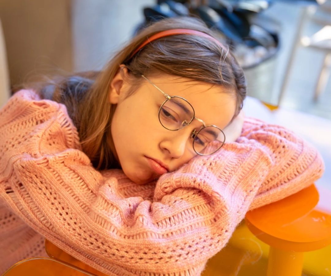 1 de 1 Imagem colorida de adolescente cansada durante o dia - Metrópoles - Foto: Freepik